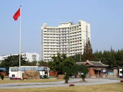 积极摸索和实践以杰出教员培育为方针的多元化