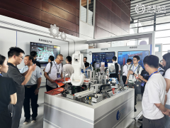 <b>取其他良多需要“组合接力”实现完整工做流的</b>